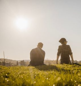 pareja sentada viaje campo descanso